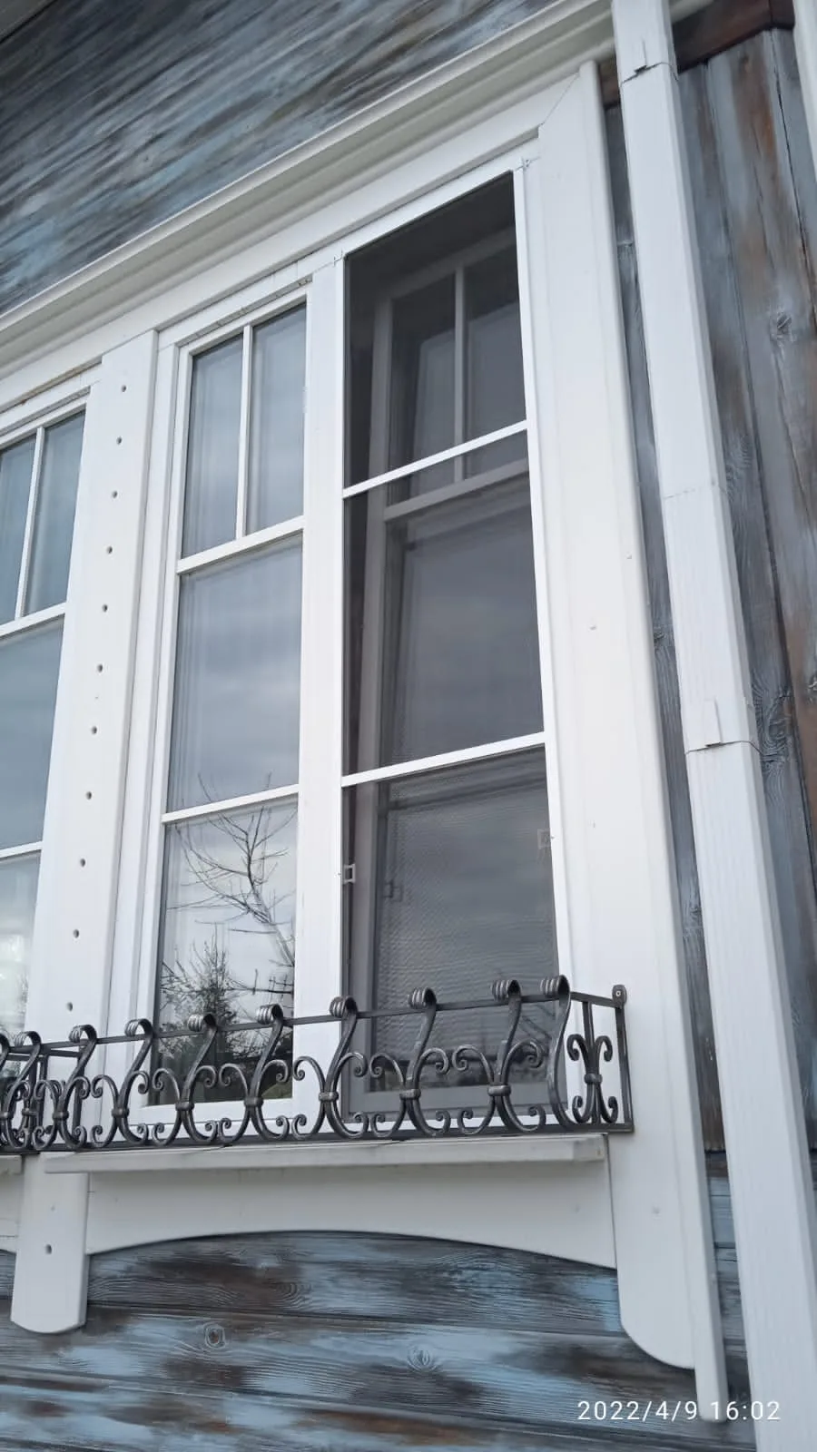 Рамочная москитная сетка на пластиковом окне